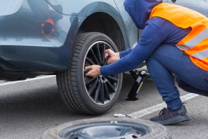 Reparando um pneu furado