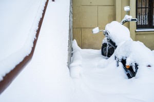 Moto guardada na neve